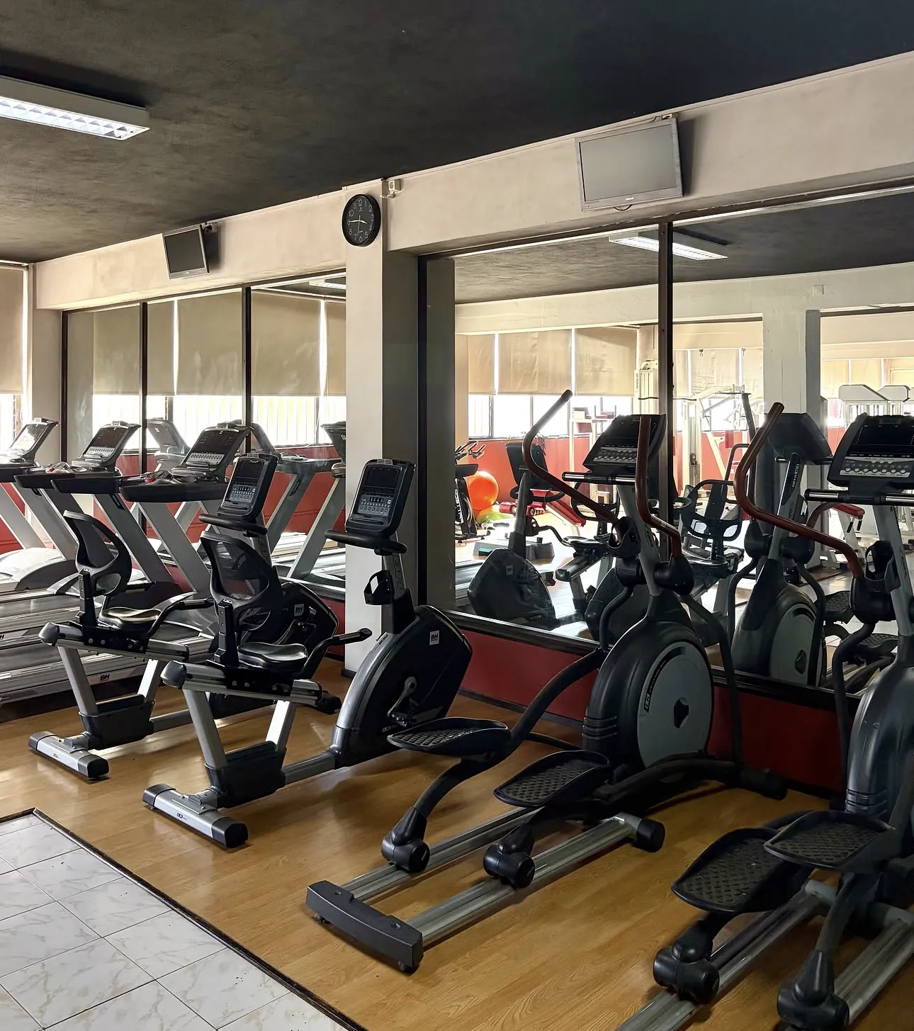 Zona de cardio com bicicletas e elípticas